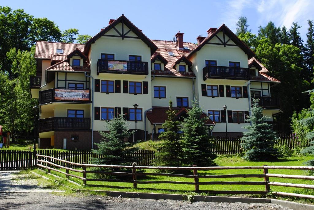 Apartamenty Sun Seasons 24 - Rezydencja Parkowa ชกลาร์สกา ปอเรมบา ภายนอก รูปภาพ